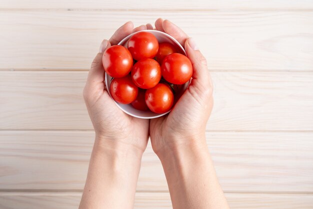 Kirschtomaten auf dem weißen Holztisch