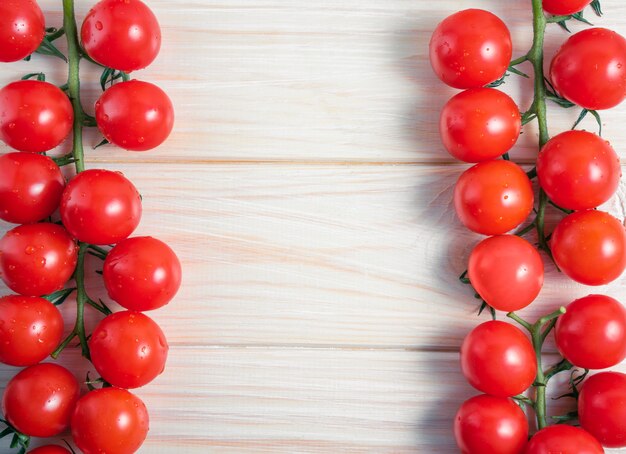 Kirschtomaten auf dem weißen Holztisch