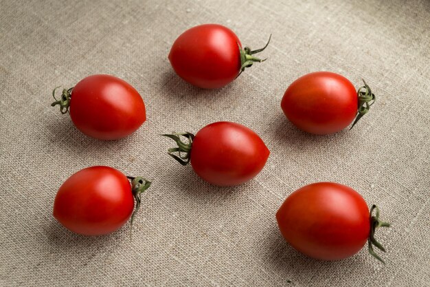 Kirschtomaten auf der Leinwand