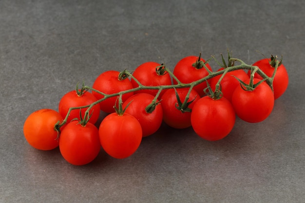 Kirschtomaten auf dunklem Hintergrund