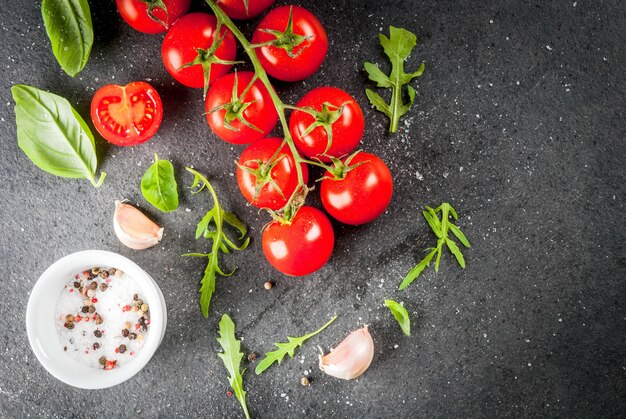 Kirschtomaten auf dunkler Steintabelle