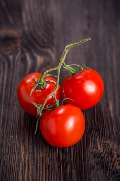 Kirschtomaten auf einem Holztisch