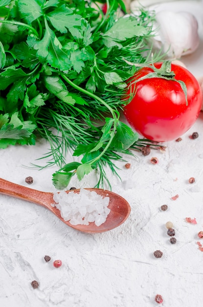 Kirschtomaten auf einer Niederlassung, einem Öl, einer Petersilie und einem Gewürz