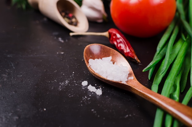 Kirschtomaten auf einer Niederlassung, einem Öl, einer Petersilie und einem Gewürz