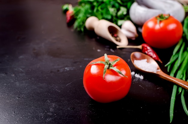 Kirschtomaten auf einer Niederlassung, einem Öl, einer Petersilie und einem Gewürz