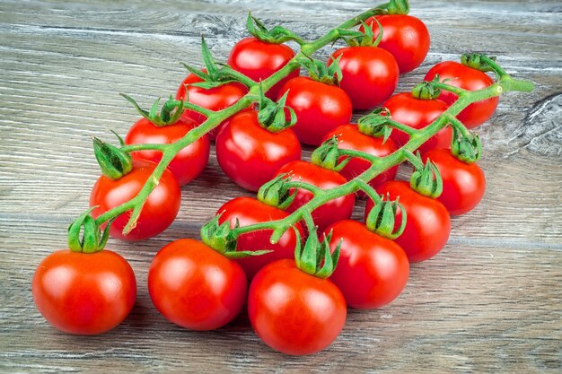 Kirschtomaten auf grauem Hintergrund