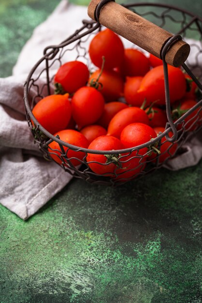 Kirschtomaten auf Metallkorb