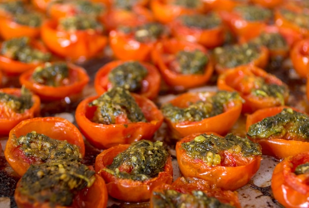 Kirschtomaten gekocht mit grüner Soße