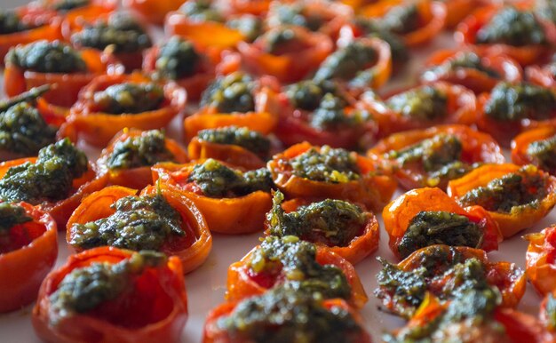 Kirschtomaten gekocht mit grüner Soße