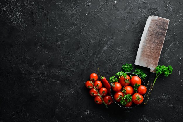 Kirschtomaten Gewürze und Kräuter Ansicht von oben Freier Platz für Ihren Text