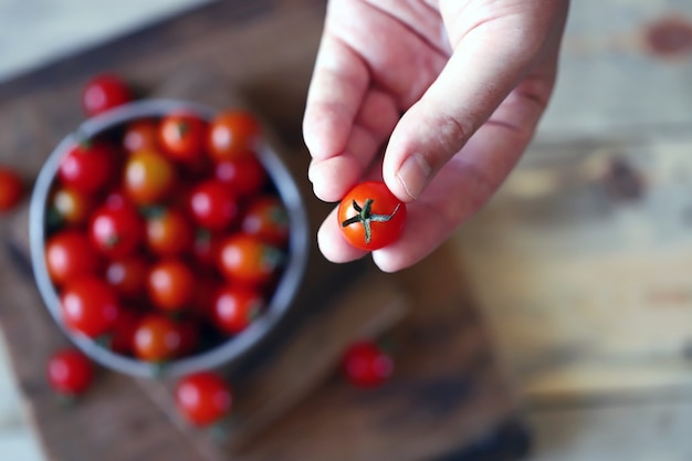 Kirschtomaten in einer Eisenschale