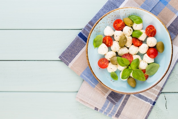 Kirschtomaten, Mozzarella, Basilikum und Gewürze auf