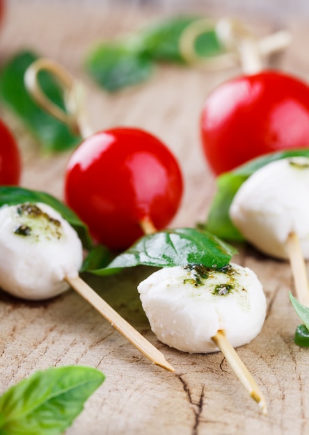 Kirschtomaten, Mozzarella und Basilikum am Spieß