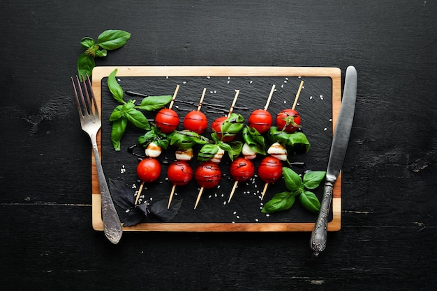 Kirschtomaten Mozzarella und Basilikum Italienische Snacks Caprese Draufsicht Freier Platz für Ihren Text