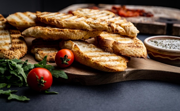 Kirschtomaten Rucola und französische Baguette-Toasts Nahaufnahme Zutaten für Bruschettas Snacks