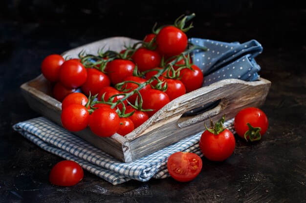 Kirschtomaten schließen