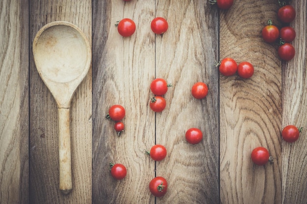 Kirschtomaten und Holzlöffel