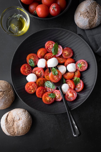 Kirschtomatensalat mit Mozzarella-Käse und frischem Basilikum. Leckerer Caprese-Salat