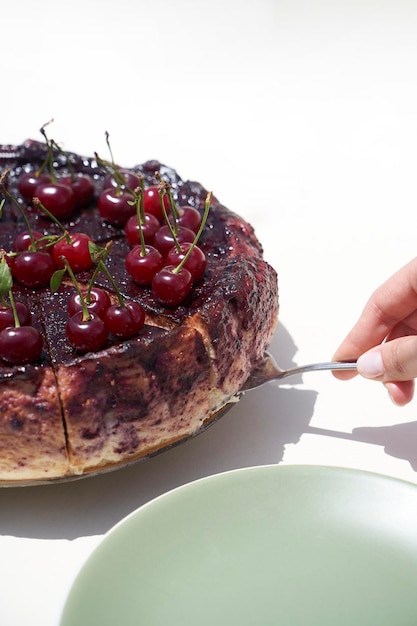 Kirschtortenkuchen mit frischen Kirschfrüchten