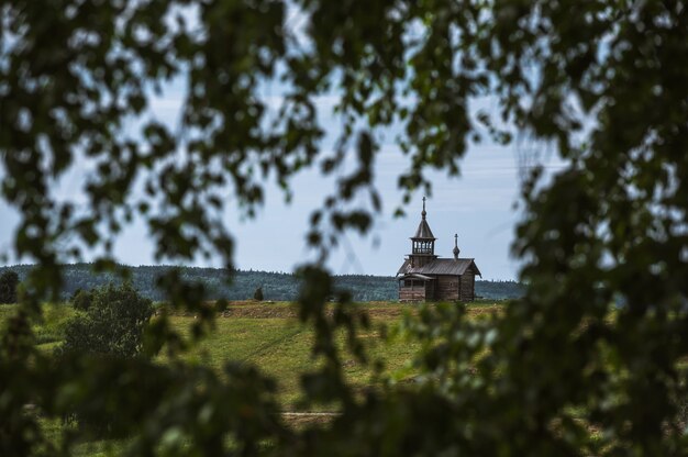 Kischi-Insel, Russland. Alte religiöse Holzarchitektur. Sommerlandschaft