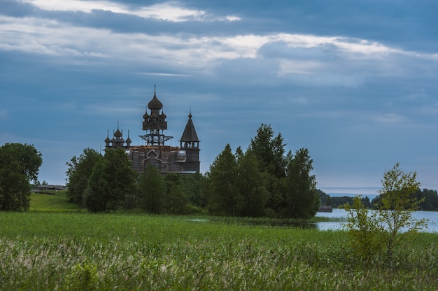 Kischi-Insel, Russland. Alte religiöse Holzarchitektur. Sommerlandschaft