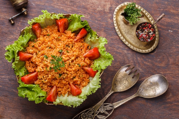 Kisir, traditioneller türkishrischer Salat, Bulgur