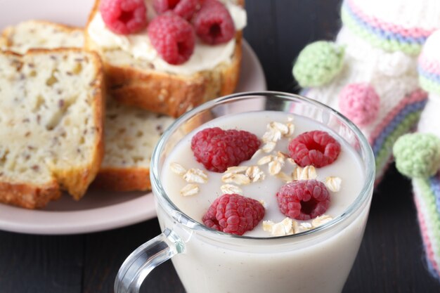 Kissel de avena para bajar de peso, concepto de producto vegano de leche de avena casera