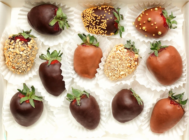 Kiste mit leckeren Schokoladen-Erdbeeren in der Nahaufnahme