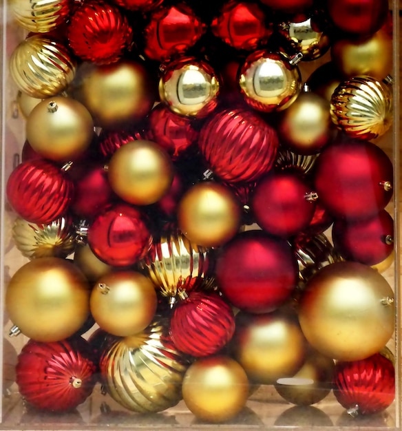 Kiste voller roter und goldener Christbaumkugeln