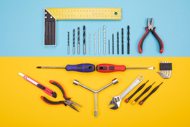 Kit de construção diferente estão pendurados no fundo