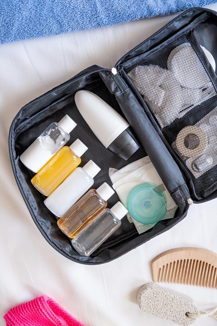 Kit de cosméticos de viagem com frascos de pílulas e cosméticos na vista superior da cama