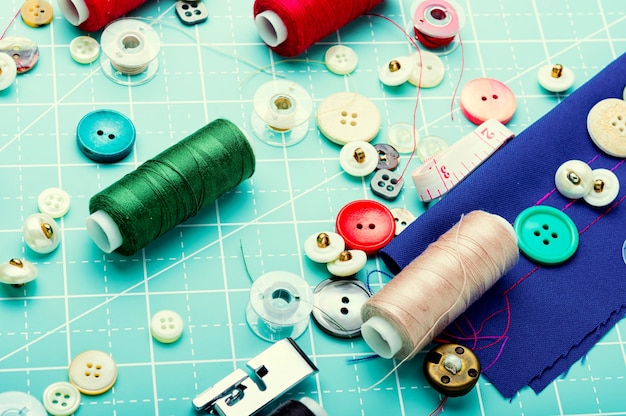 Kit de costura, linha, pano e botões. Fundo de costura, acessórios para costura