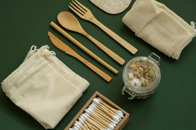 Kit de desperdício zero Conjunto de talheres de bambu ecologicamente correto, sacos de algodão, frascos de vidro com uma esponja de bucha