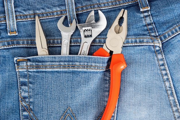 Kit de ferramentas de quatro itens em um bolso de calça jeans