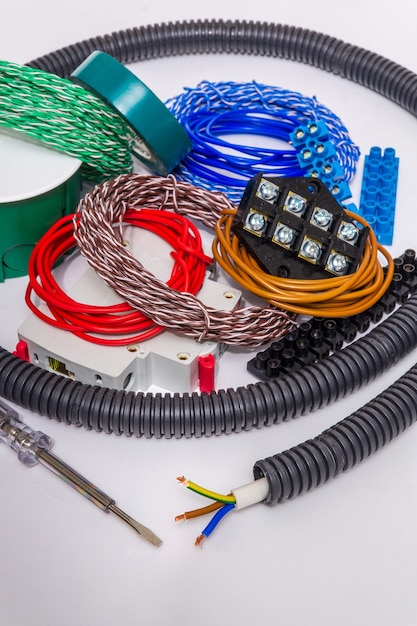 Kit de peças sobressalentes e ferramentas para reparos elétricos em casa ou no escritório em fundo cinza