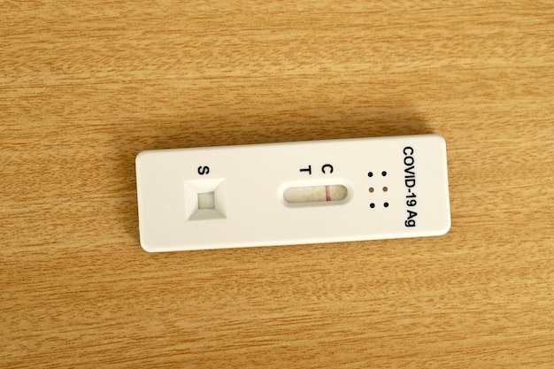 Kit de teste Covid-19 em uma mesa de madeira