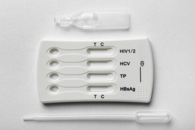 Kit de teste para hiv, hepatite b c e sífilis em fundo branco