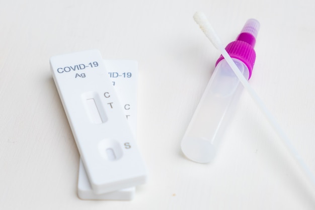 Kit de teste rápido de antígeno covid ou sarscov com reagente e cotonete nasal em fundo branco