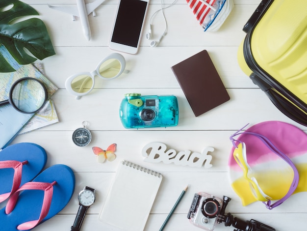 Foto kit de viagem em uma mesa