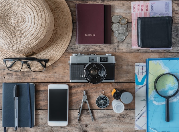 Foto kit de viagem em uma mesa