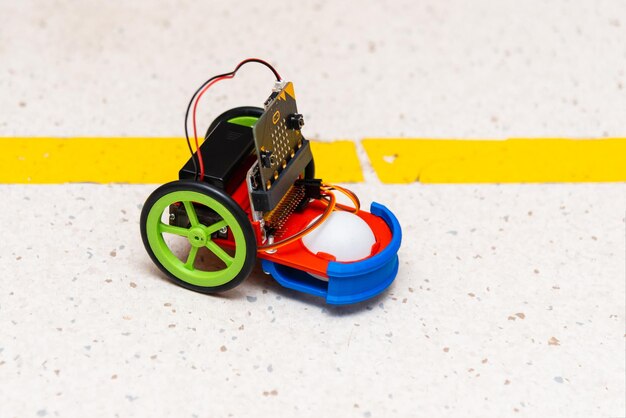 Kit electrónico STEM hecho con una impresora láser 3D Ideas de competición de robots de seguimiento de líneas de primer plano