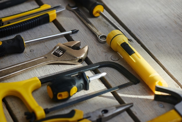 El kit de herramientas está sobre la mesa desde el primer plano de las tablas de madera