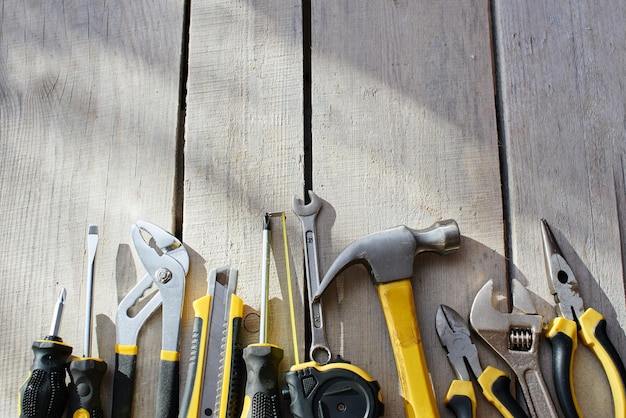 El kit de herramientas está sobre la mesa de los tablones de madera.