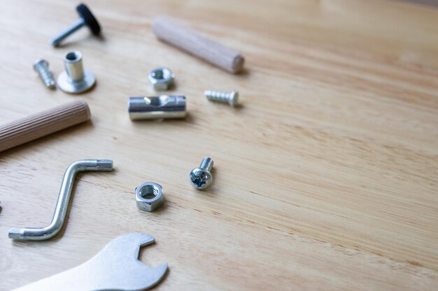 Kit de herramientas de montaje de muebles con llave de pasador de tornillo y perno en mesa de madera