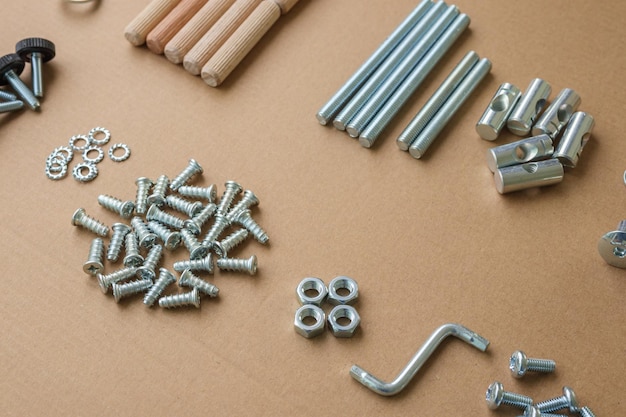 Kit de herramientas de montaje de muebles con llave de rosca y perno en textura de papel de cartón