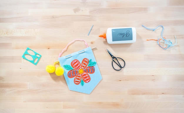 Kit de manualidades de costura para niños en la mesa.