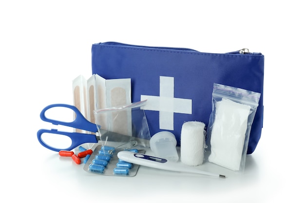 Kit médico de primeiros socorros isolado no fundo branco