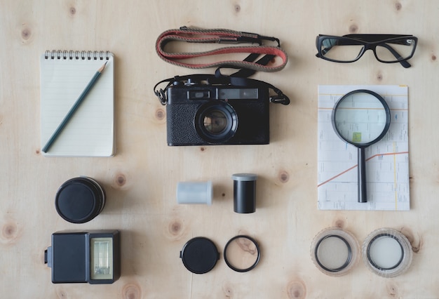 Kit de viaje sobre una mesa