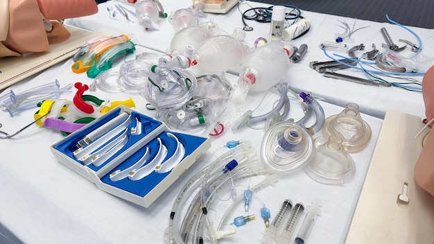 El kit de vías respiratorias del hospital significa manejo de vías respiratorias de emergencia tubo endotraqueal vía aérea supraglótica l