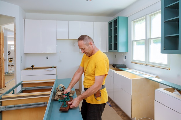 Kitchen remodel beautiful kitchen man montagem móveis de cozinha